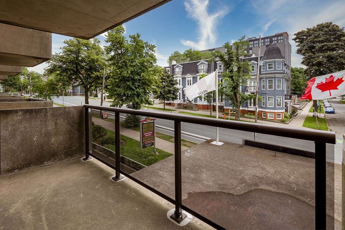 https://www.capreit.ca/wp-content/uploads/2021/09/0003_Apartments-for-rent-in-Halifax-NS-1030-South-Park-st-Somerset-Place-balcony.jpg