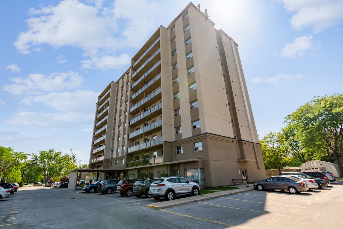 https://www.capreit.ca/wp-content/uploads/2021/09/1-apartments-for-rent-sarnia-ON-1270-pontiac-exterior.jpg