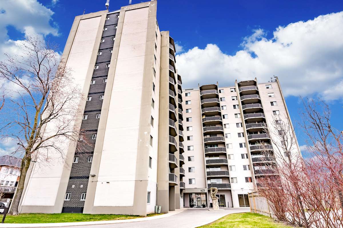 https://www.capreit.ca/wp-content/uploads/2021/09/1-apartments-for-rent-toronto-ON-625-Evans-Ave-Etobicoke-exterior.jpg