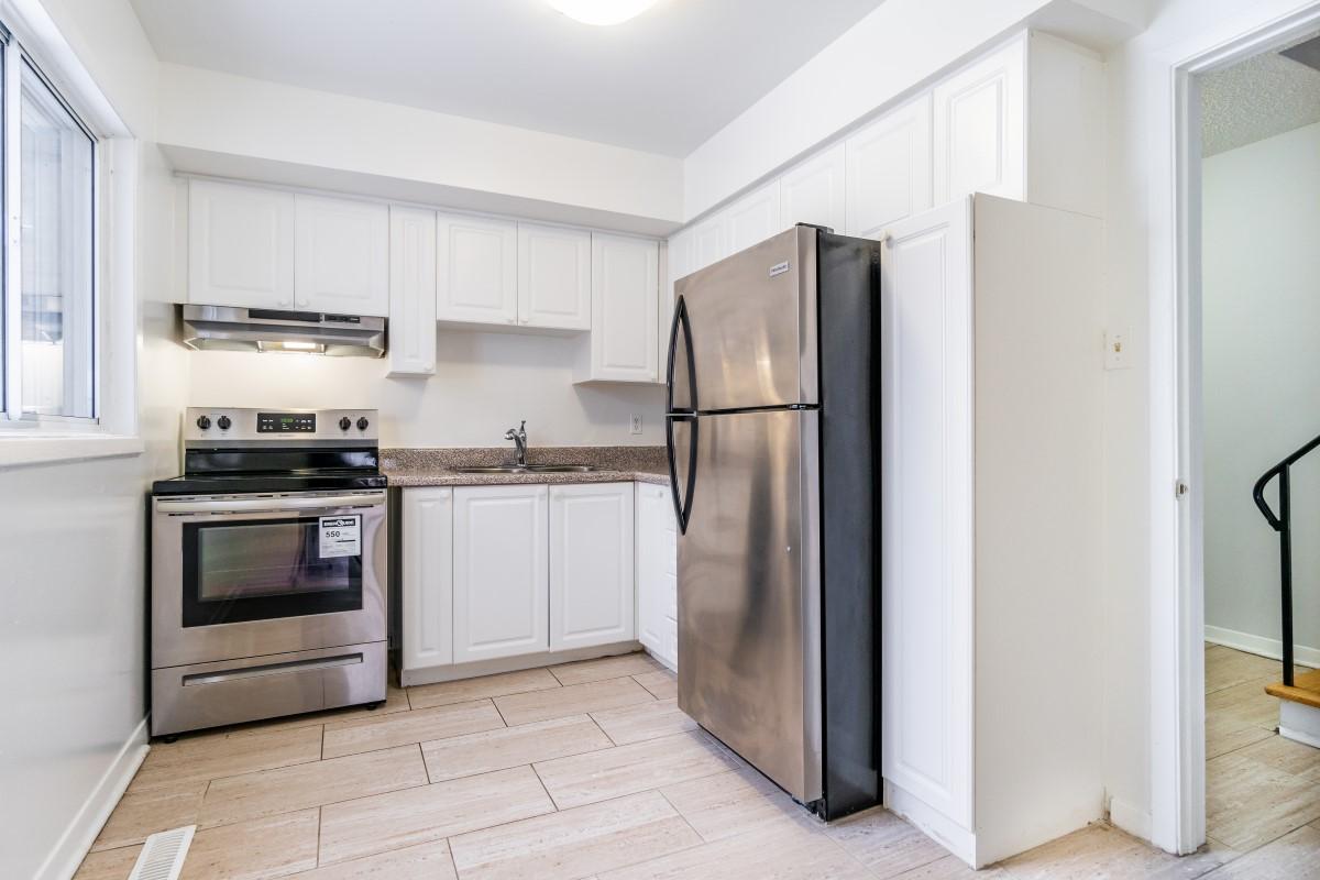 https://www.capreit.ca/wp-content/uploads/2021/09/2-Townhomes-for-rent-Toronto-282-Silverstone-Dr-kitchen.jpg