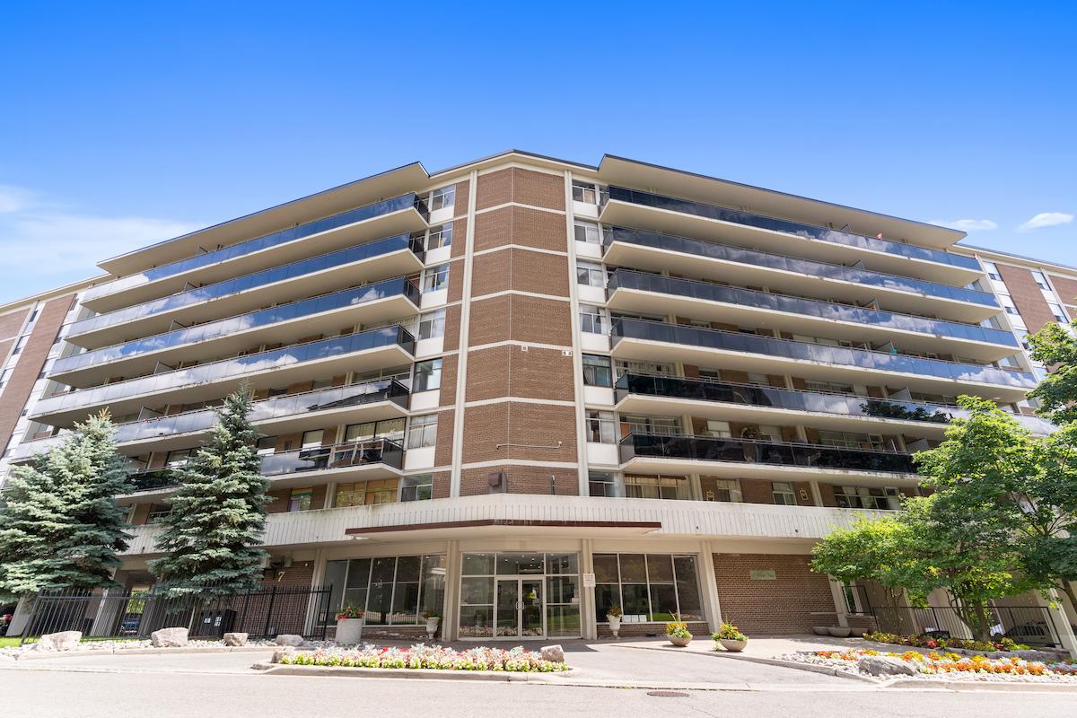 https://www.capreit.ca/wp-content/uploads/2021/09/2-apartments-for-rent-East-York-Toronto-ON-8-Park-Vista-exterior.jpg