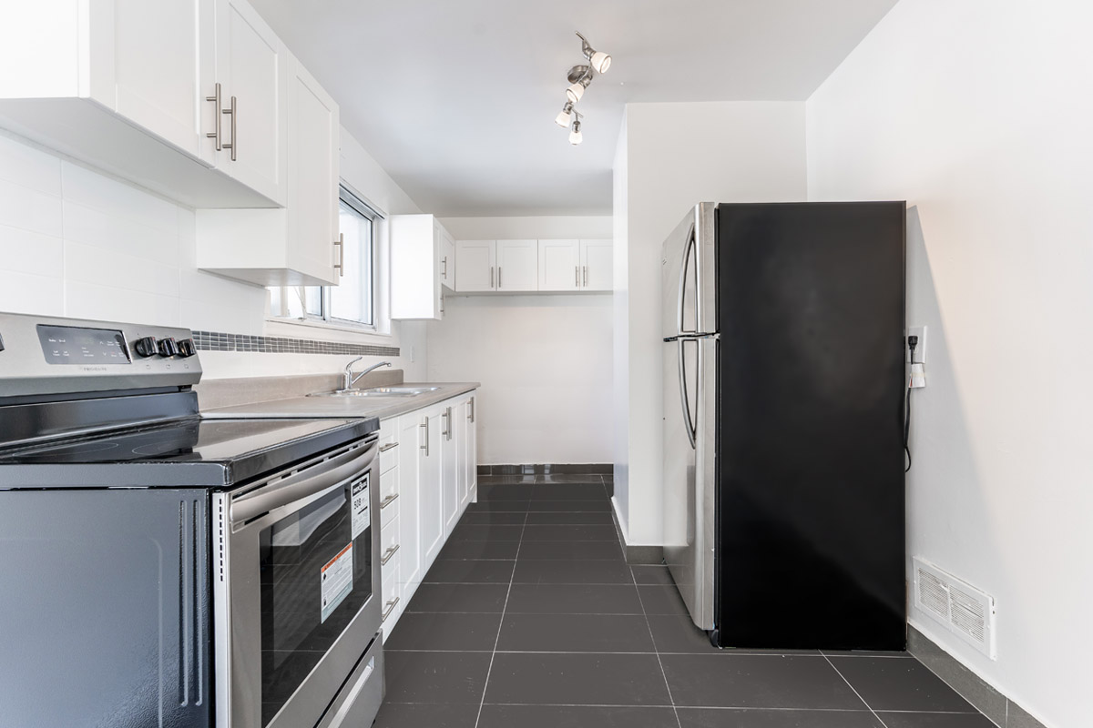 https://www.capreit.ca/wp-content/uploads/2021/09/3-Townhomes-for-rent-in-Toronto-10-Blackfriar-ave-kitchen.jpg