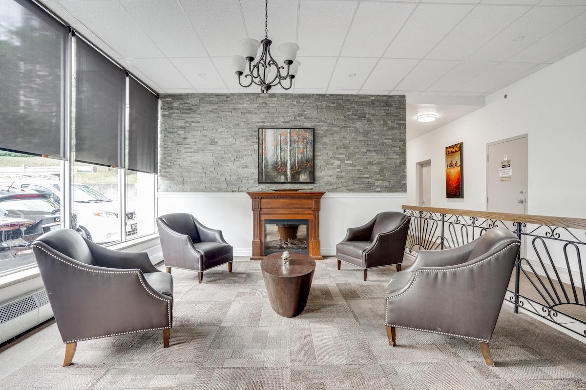 https://www.capreit.ca/wp-content/uploads/2021/09/3-apartments-for-rent-East-York-Toronto-ON-8-Park-Vista-lobby.jpg