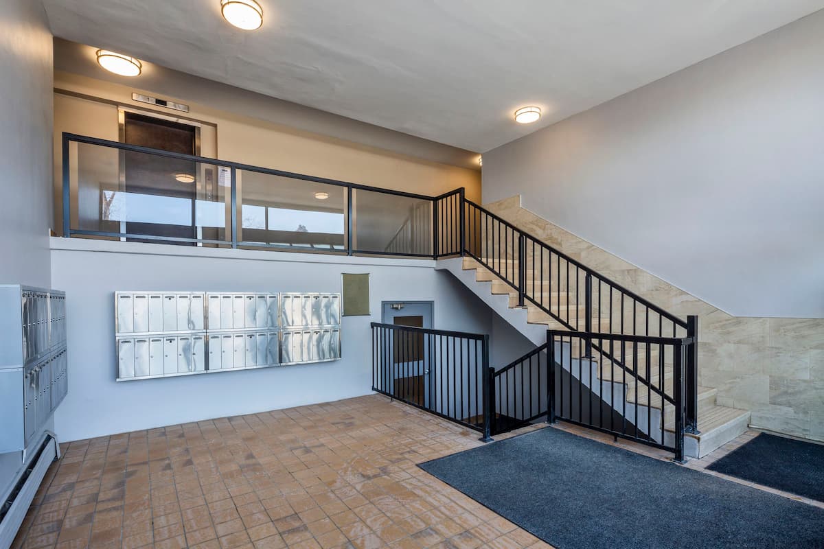 https://www.capreit.ca/wp-content/uploads/2021/09/3-apartments-for-rent-london-ON-435-grey-lobby.jpg