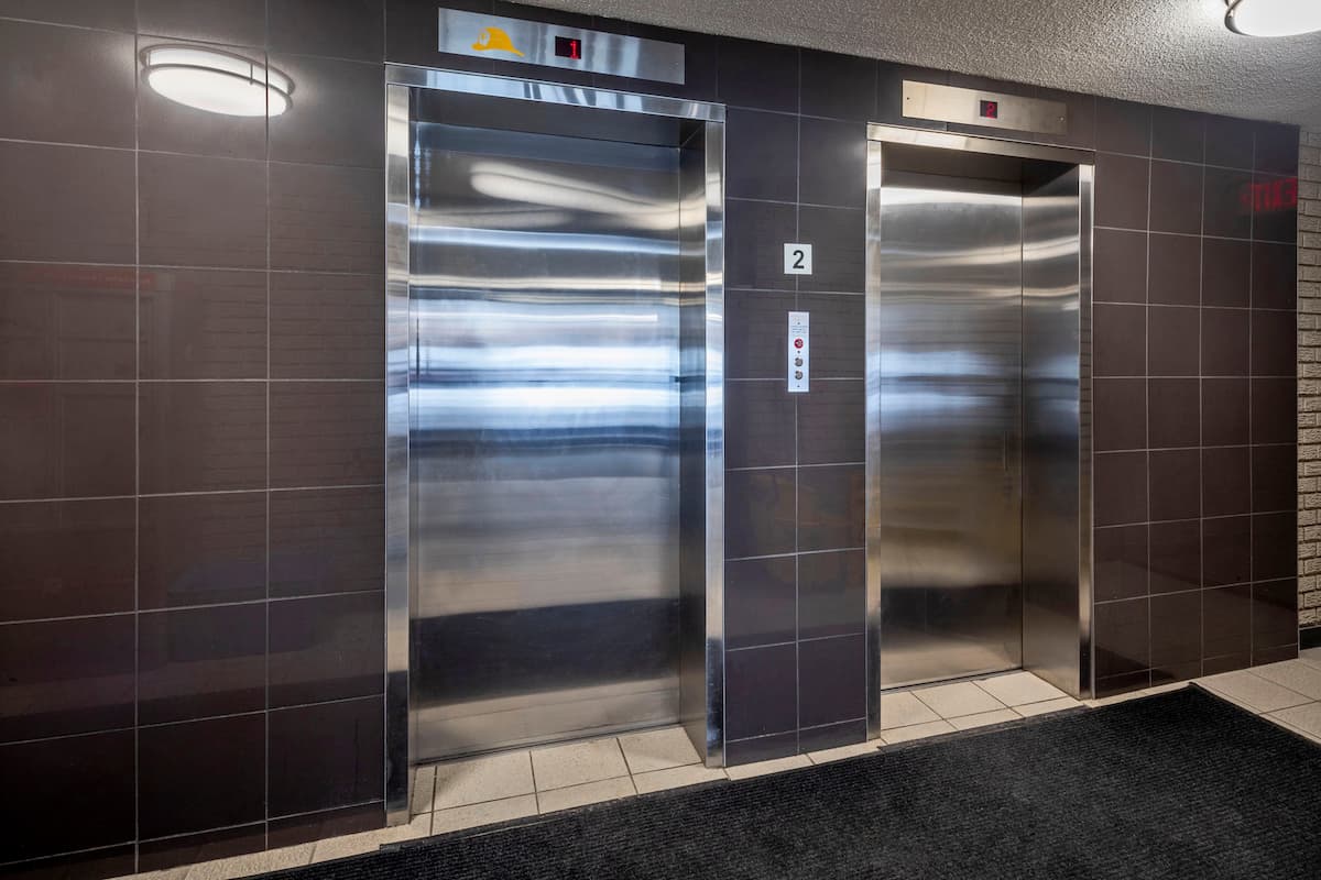 https://www.capreit.ca/wp-content/uploads/2021/09/3-apartments-for-rent-london-ON-740-wonderland-lobby.jpg