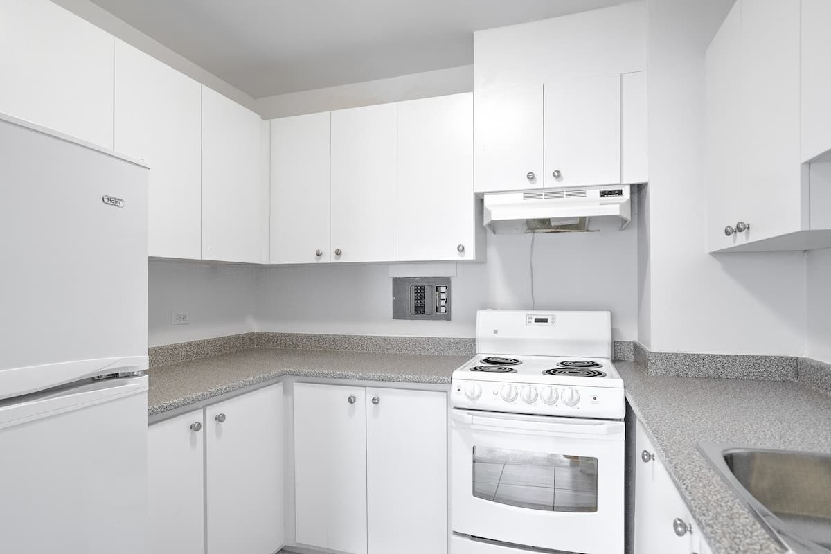 https://www.capreit.ca/wp-content/uploads/2021/09/3-cote-des-neiges-montreal-QC-kitchen.jpg