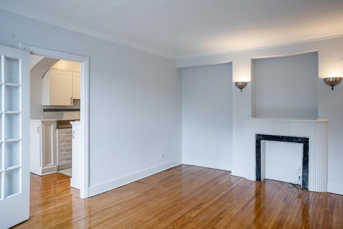 https://www.capreit.ca/wp-content/uploads/2021/09/4-Apartments-for-rent-Toronto-ON-Chatsworth-Apartments-2928-Yonge-St-living-room.jpg