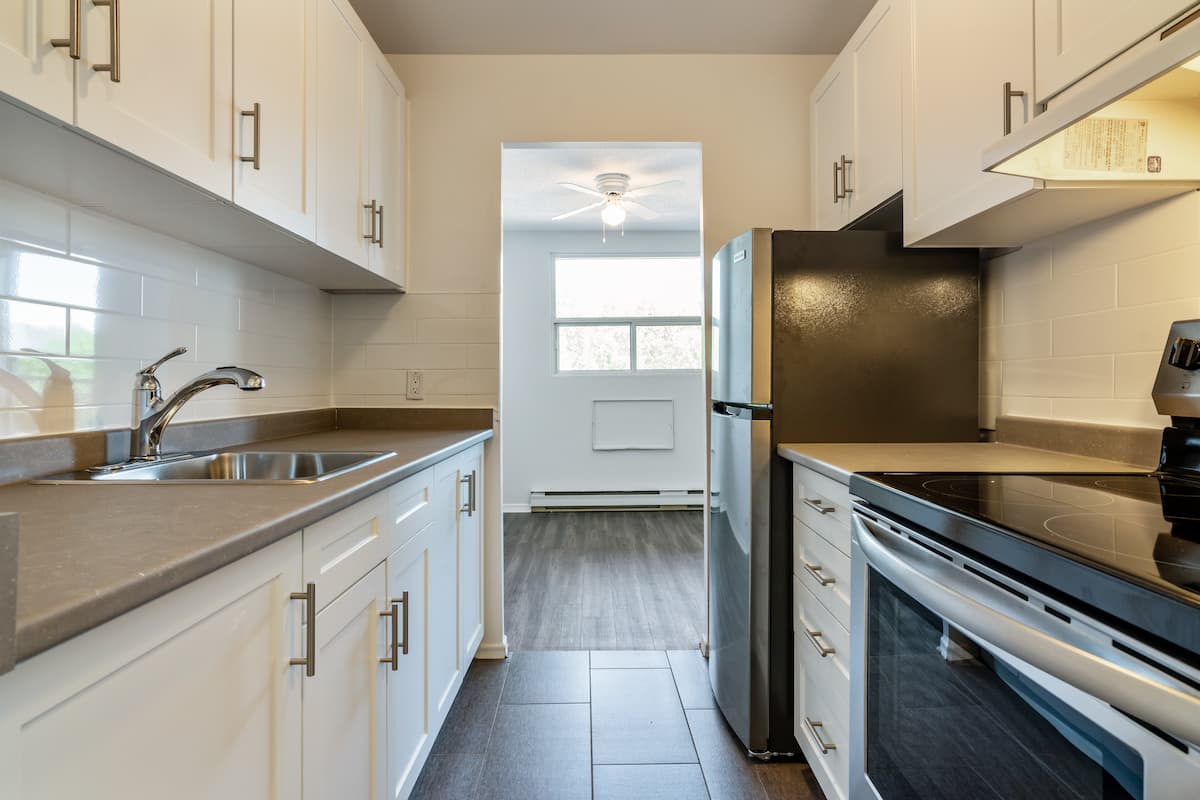 https://www.capreit.ca/wp-content/uploads/2021/09/4-apartments-for-rent-sarnia-ON-1270-pontiac-kitchen.jpg