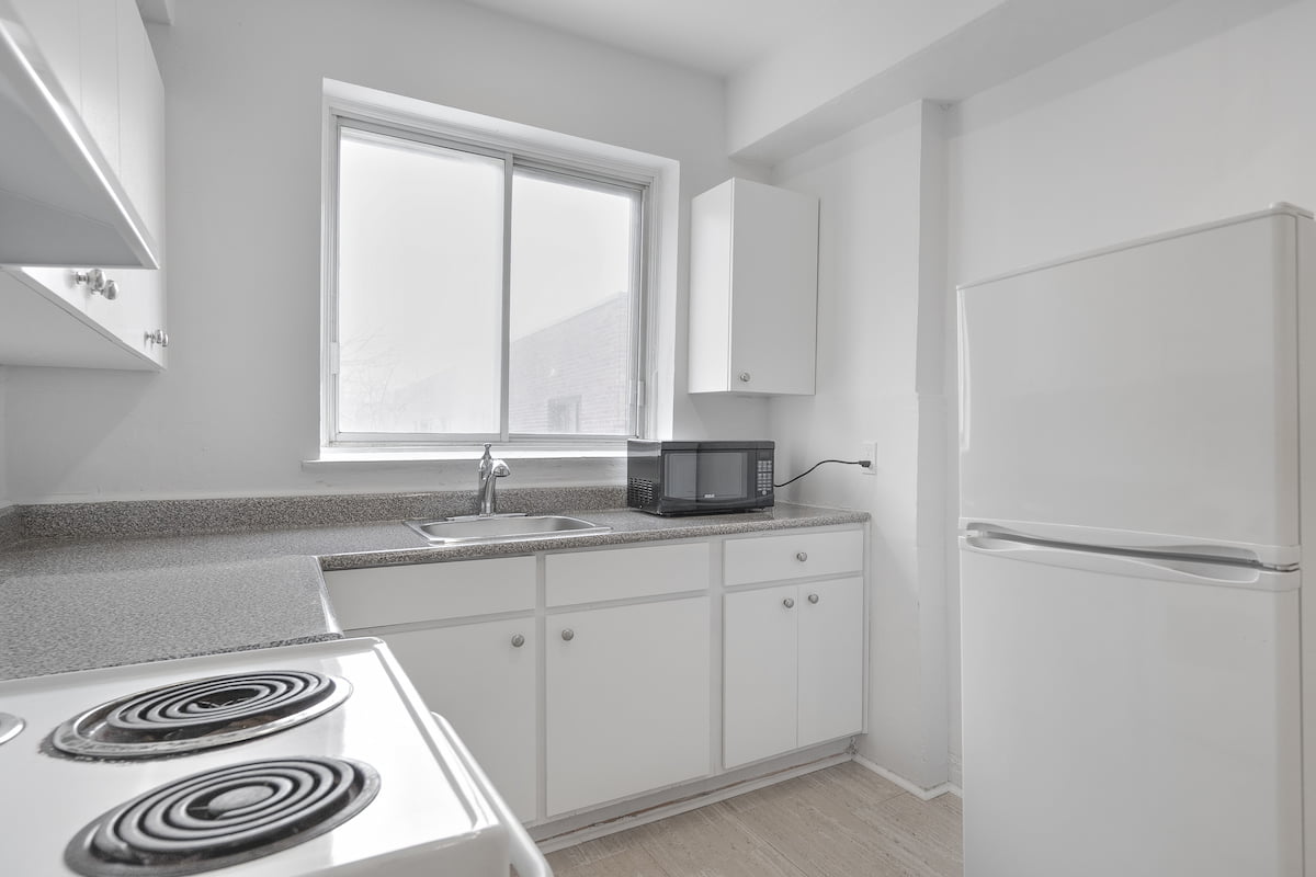 https://www.capreit.ca/wp-content/uploads/2021/09/4-cote-ste-catherine-montreal-qc-kitchen.jpg