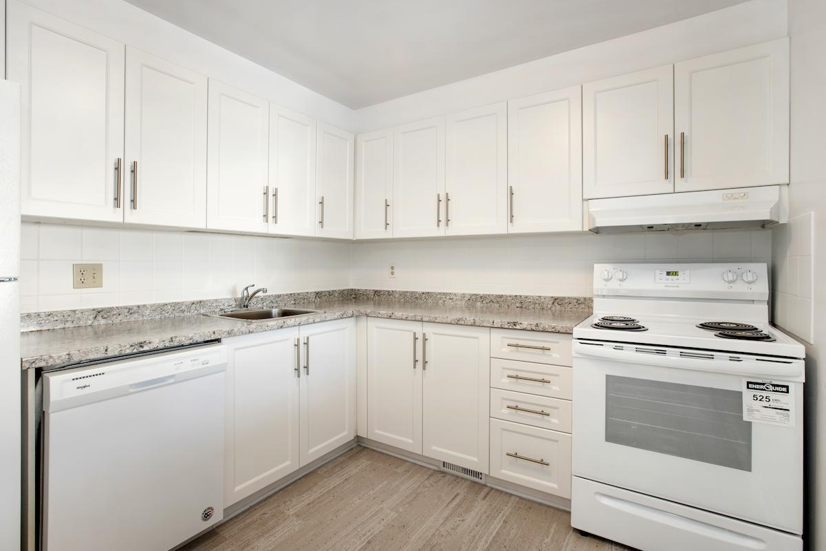 https://www.capreit.ca/wp-content/uploads/2021/09/4-townhomes-for-rent-Ottawa-ON-Aspen-Village-1749-Aspenview-Way-kitchen.jpg