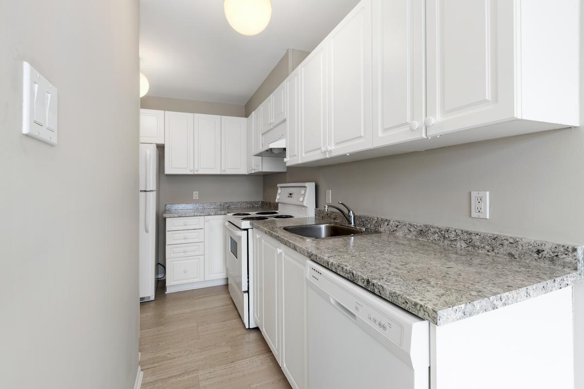 https://www.capreit.ca/wp-content/uploads/2021/09/4-townhomes-for-rent-ottawa-ON-Jubilee-Hathaway-Drive-kitchen.jpg