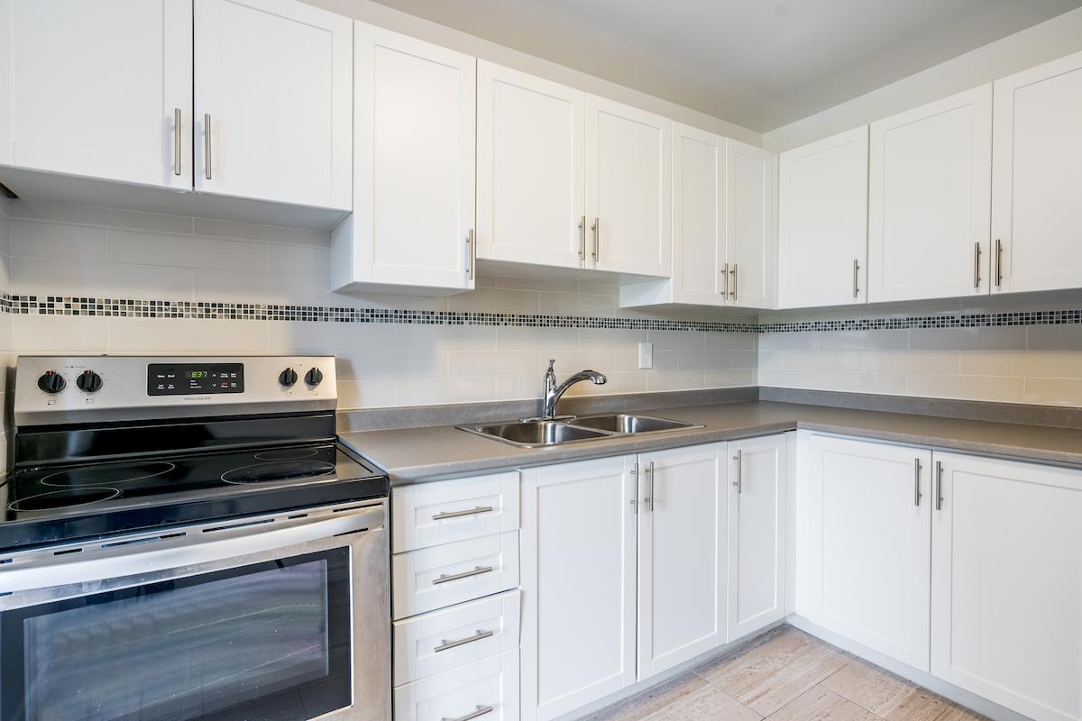 https://www.capreit.ca/wp-content/uploads/2021/09/5-Apartments-for-rent-Burlington-ON-1440-Tyandaga-Park-kitchen.jpg