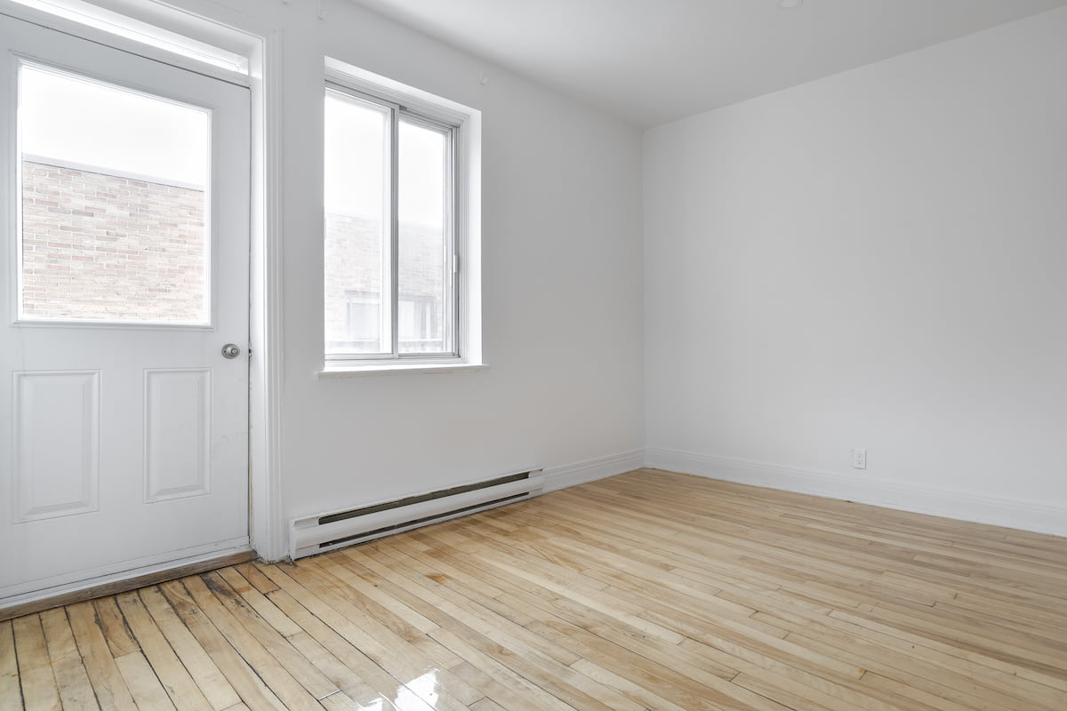 https://www.capreit.ca/wp-content/uploads/2021/09/5-cote-ste-catherine-montreal-qc-bedroom.jpg