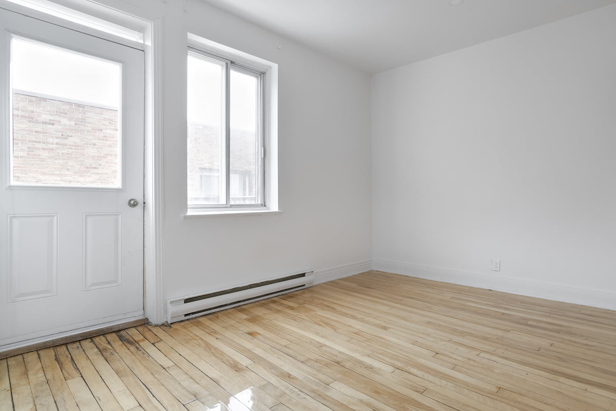 https://www.capreit.ca/wp-content/uploads/2021/09/5-cote-ste-catherine-montreal-qc-bedroom.jpg