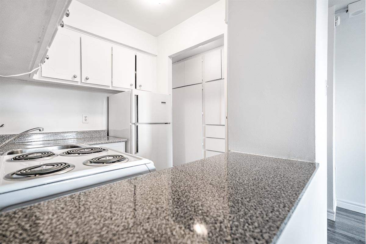 https://www.capreit.ca/wp-content/uploads/2021/09/6-3850-Lorne-Montreal-Le-Lorne-Kitchen-2.jpg