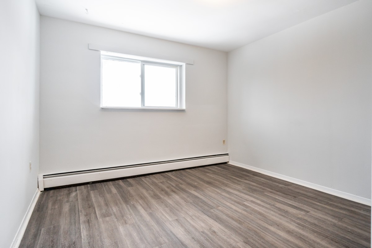 https://www.capreit.ca/wp-content/uploads/2021/09/6-Apartments-for-rent-London-ON-Westpark-Gardens-Royal-York-Road-bedroom.jpg