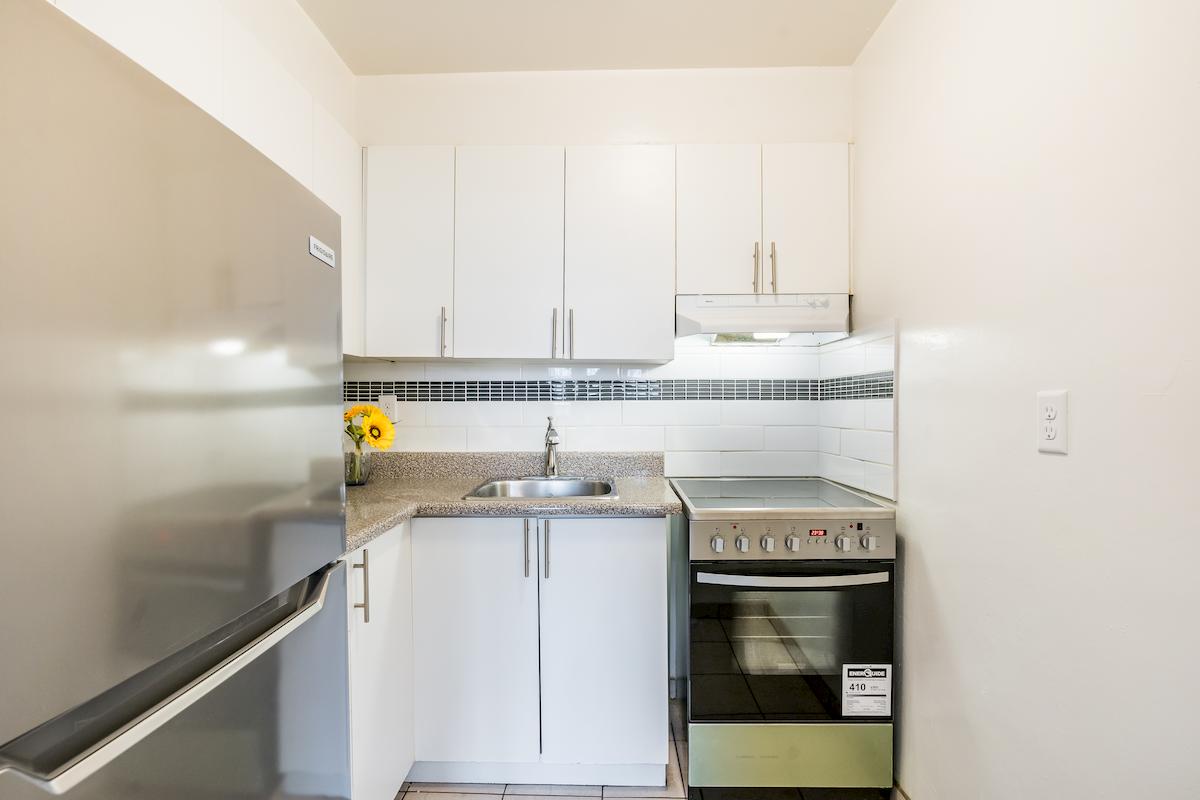 https://www.capreit.ca/wp-content/uploads/2021/09/6-apartments-for-rent-Toronto-ON-33-Eastmount-kitchen.jpg