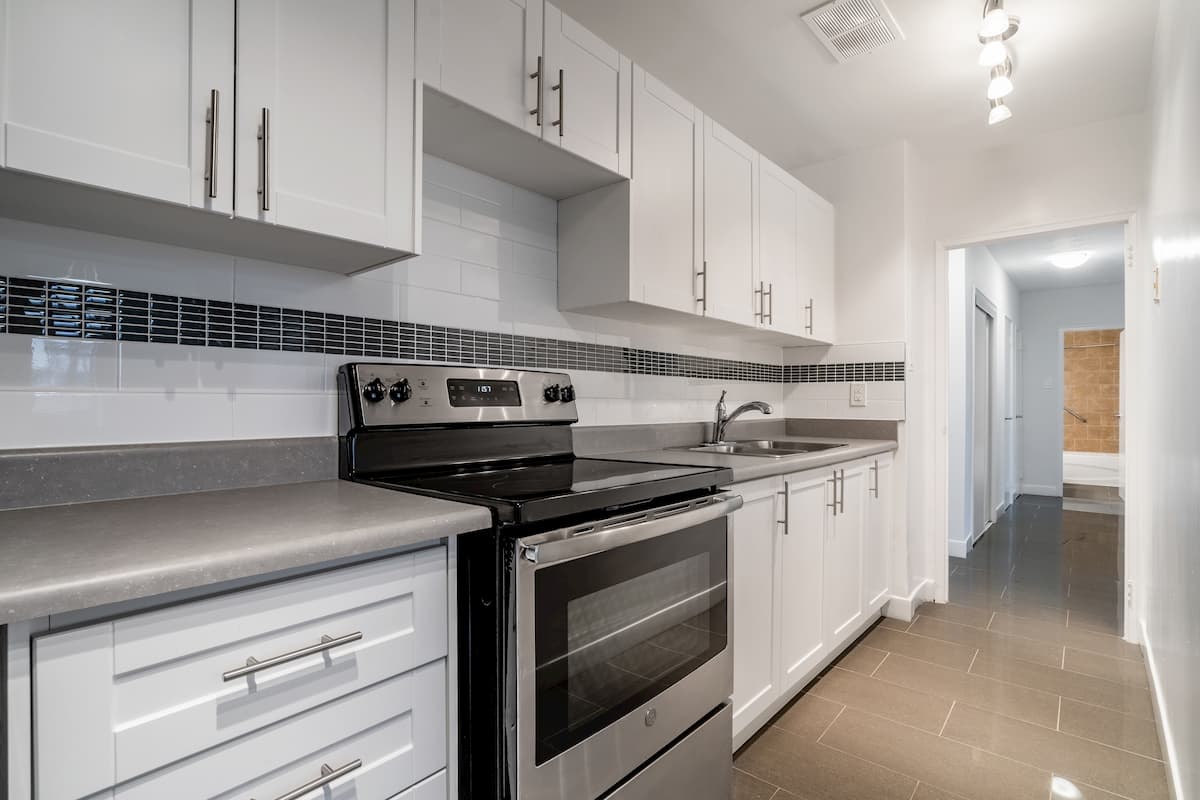 https://www.capreit.ca/wp-content/uploads/2021/09/6-apartments-for-rent-etobicoke-toronto-ON-270-sheldon-kitchen.jpg
