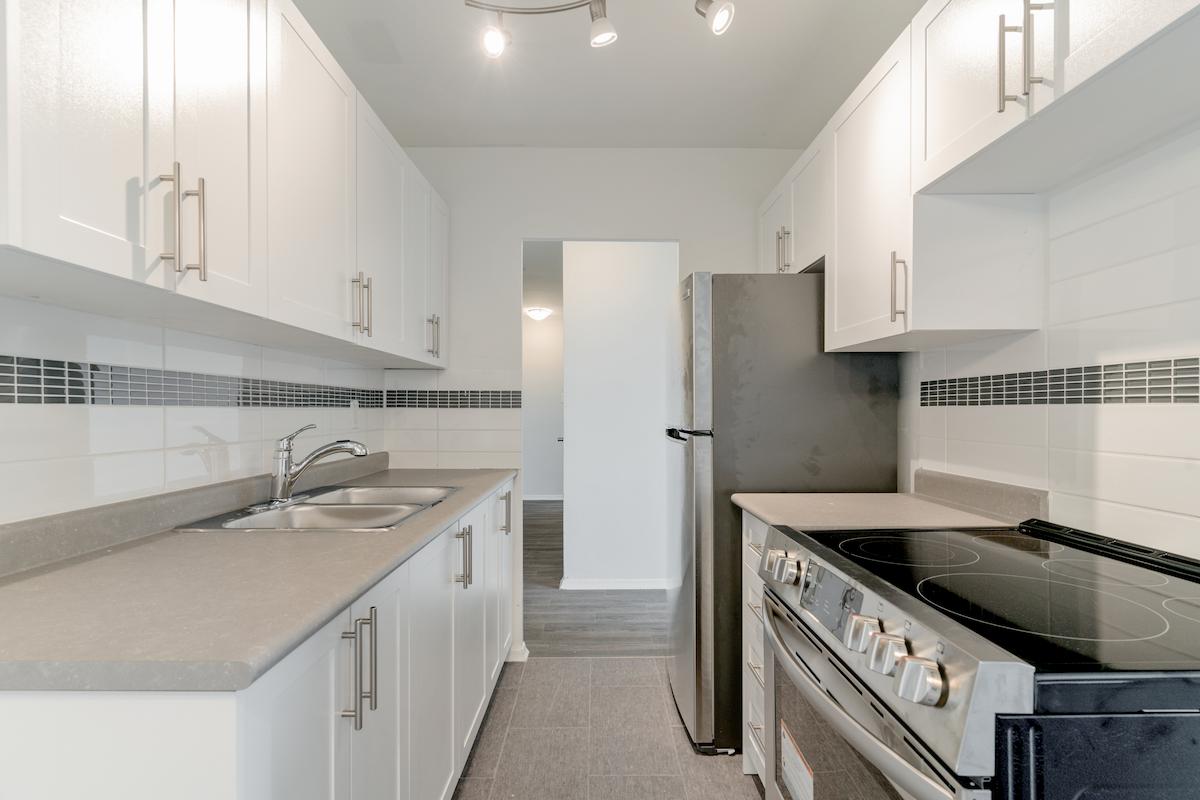 https://www.capreit.ca/wp-content/uploads/2021/09/6-apartments-for-rent-north-york-toronto-ON-sheppard-manor-kitchen.jpg