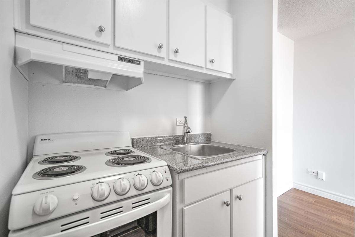 https://www.capreit.ca/wp-content/uploads/2021/09/7-1350-Dufort-Montreal-Le1350-Dufort-Appartements-Cuisine.jpg