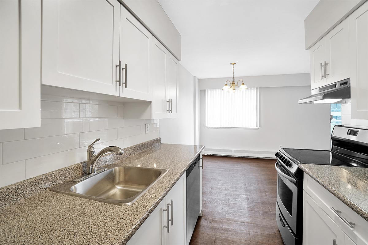 https://www.capreit.ca/wp-content/uploads/2021/09/7-Apartments-for-Rent-Vancouver-BC-Ocean-Park-Place-90-Broughton-St-Kitchen.jpg