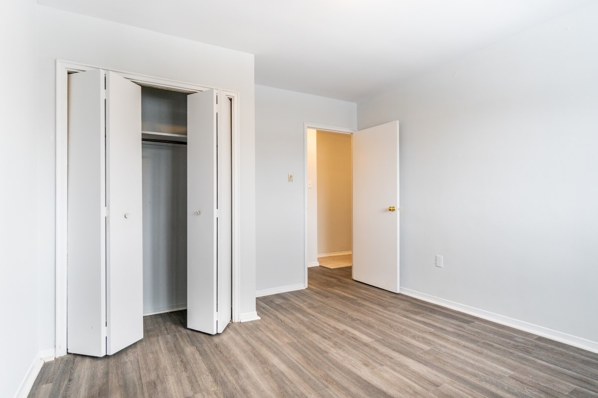 https://www.capreit.ca/wp-content/uploads/2021/09/7-Apartments-for-rent-London-ON-Westpark-Gardens-Royal-York-Road-bedroom.jpg