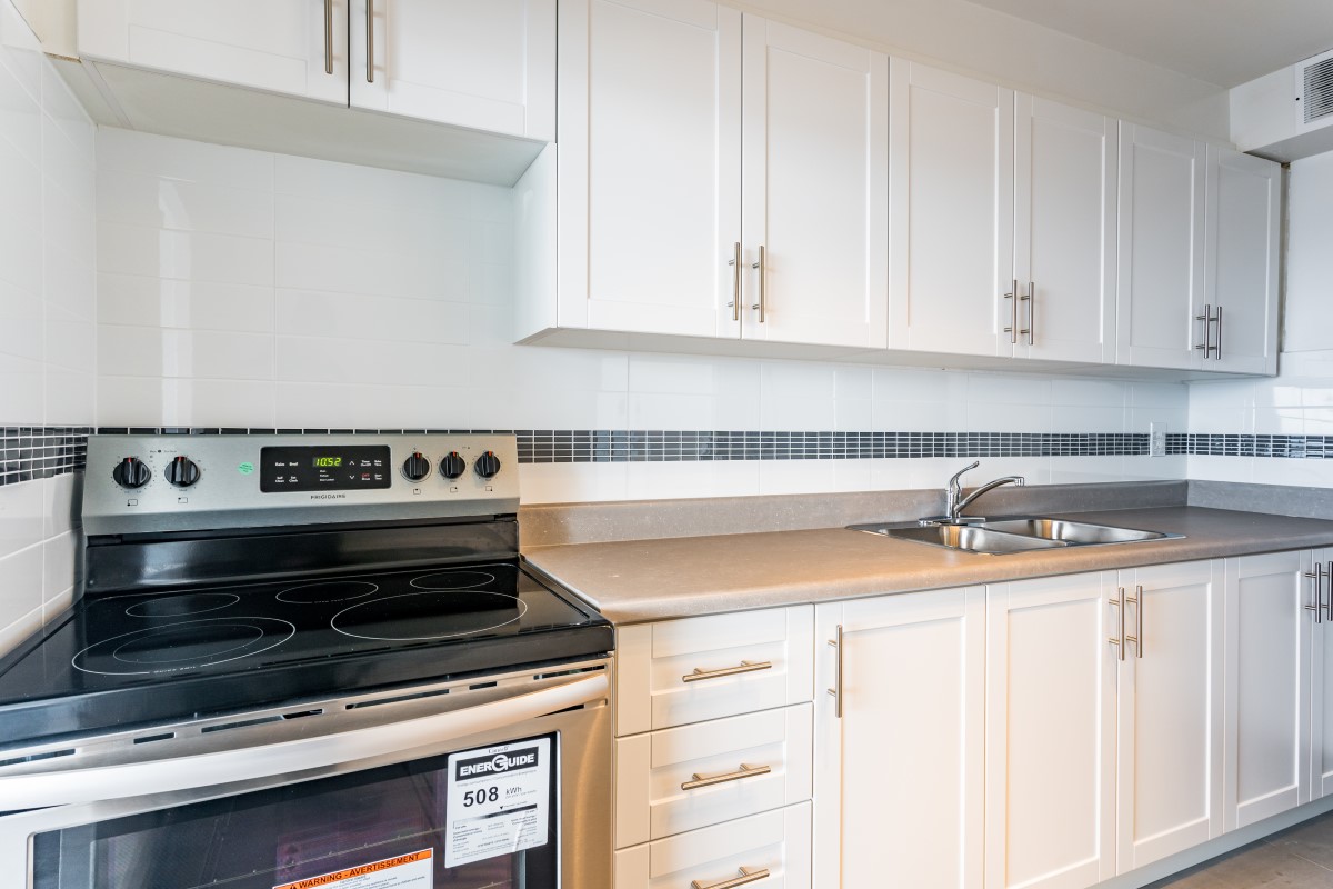 https://www.capreit.ca/wp-content/uploads/2021/09/7-apartments-for-rent-toronto-kitchen.jpg