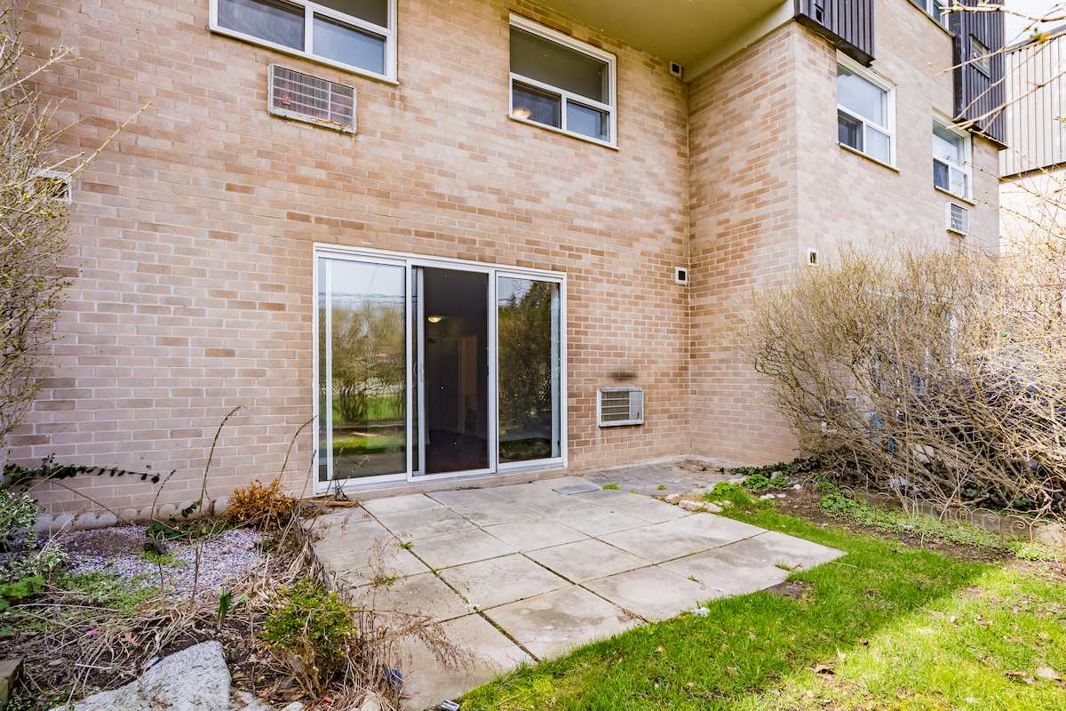 https://www.capreit.ca/wp-content/uploads/2021/09/8-Apartments-for-rent-Burlington-ON-1440-Tyandaga-Park-patio.jpg