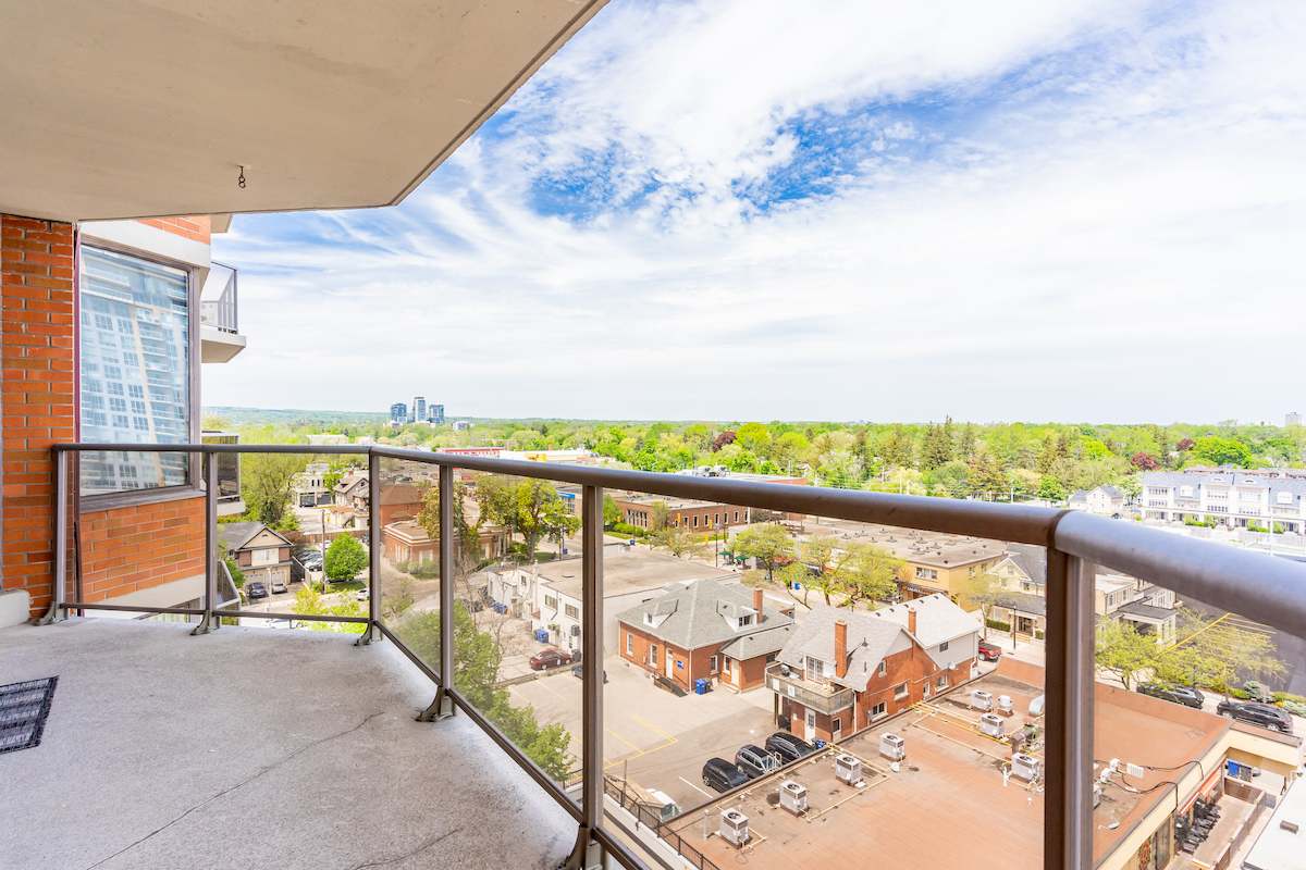 https://www.capreit.ca/wp-content/uploads/2021/09/9-apartments-for-rent-Burlington-ON-Windsor-apartments-505-Locust-St-balcony.jpg