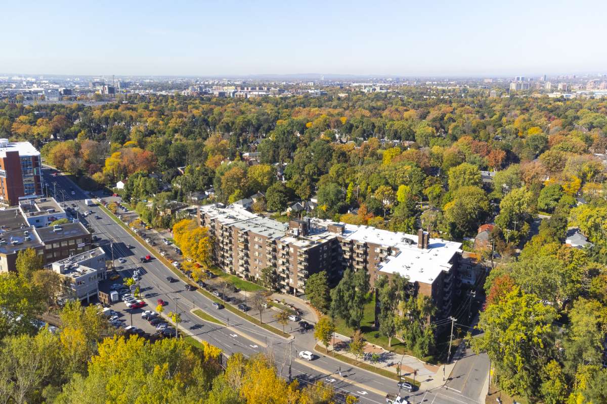 https://www.capreit.ca/wp-content/uploads/2021/09/Aeriale-Parc-Royal-Apts-3333-Jean-Talon-O-MTL-QC-7.jpg