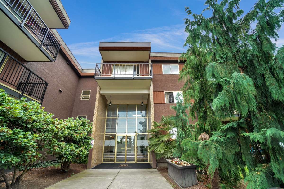 https://www.capreit.ca/wp-content/uploads/2021/09/Apartments-for-rent-Langley-BC-Grosvenor-Square2-entrance.jpg