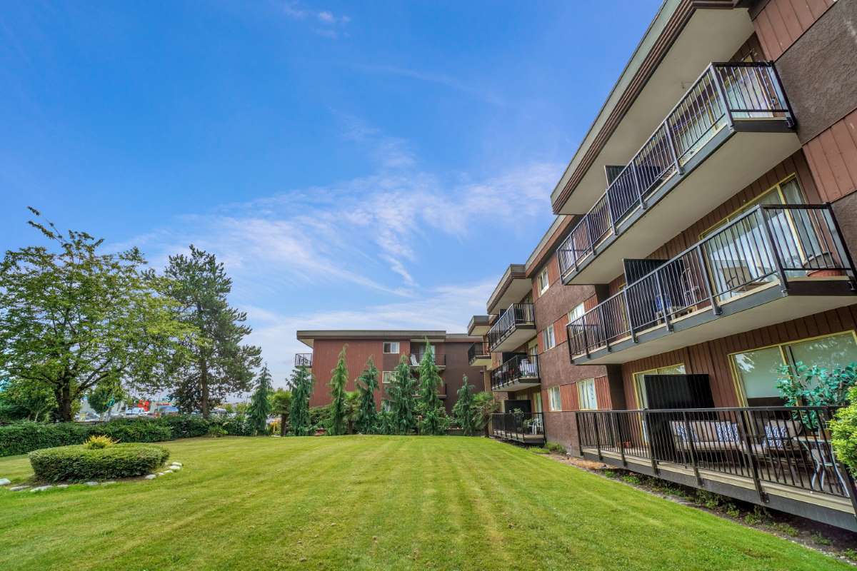 https://www.capreit.ca/wp-content/uploads/2021/09/Apartments-for-rent-Langley-BC-Grosvenor-Square5-balconies.jpg