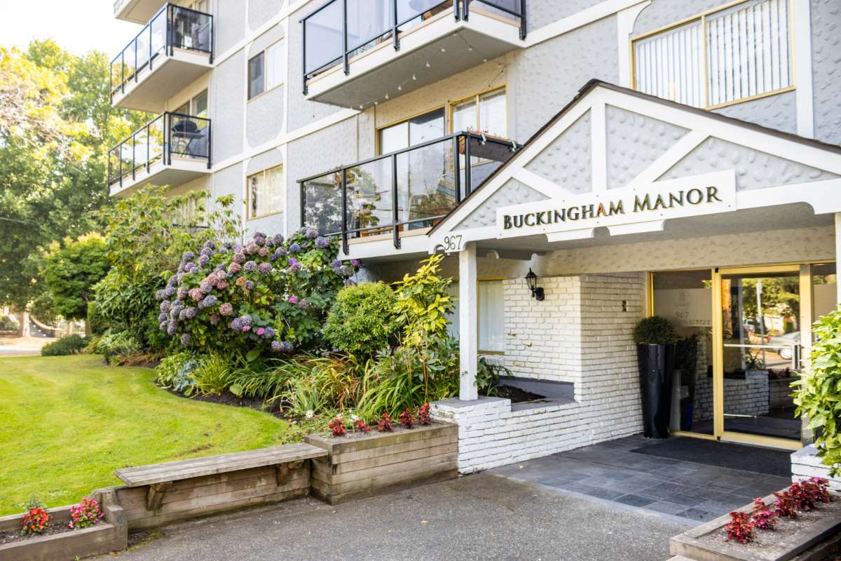 https://www.capreit.ca/wp-content/uploads/2021/09/Apartments-for-rent-Victoria-BC-Buckingham-Manor-5-Entrance.jpg