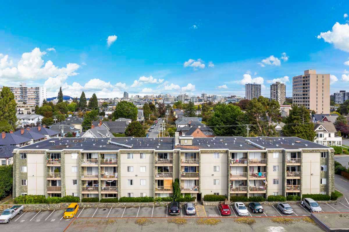 https://www.capreit.ca/wp-content/uploads/2021/09/Apartments-for-rent-Victoria-BC-Niagara-Court-Aerial.jpg