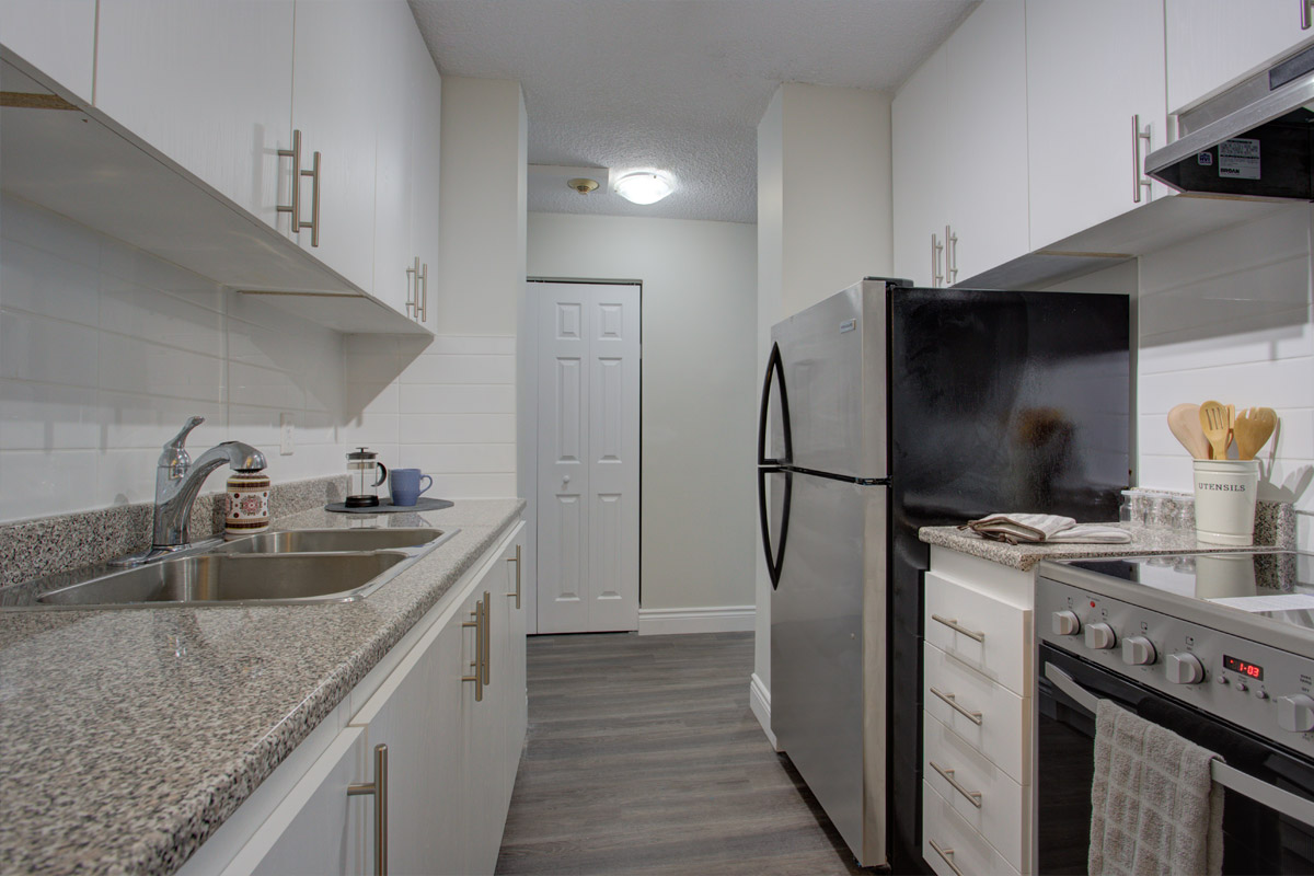 https://www.capreit.ca/wp-content/uploads/2021/09/Harbour-View-Apts-Longard-Plaza-Halifax-NS_kitchen-2.jpg