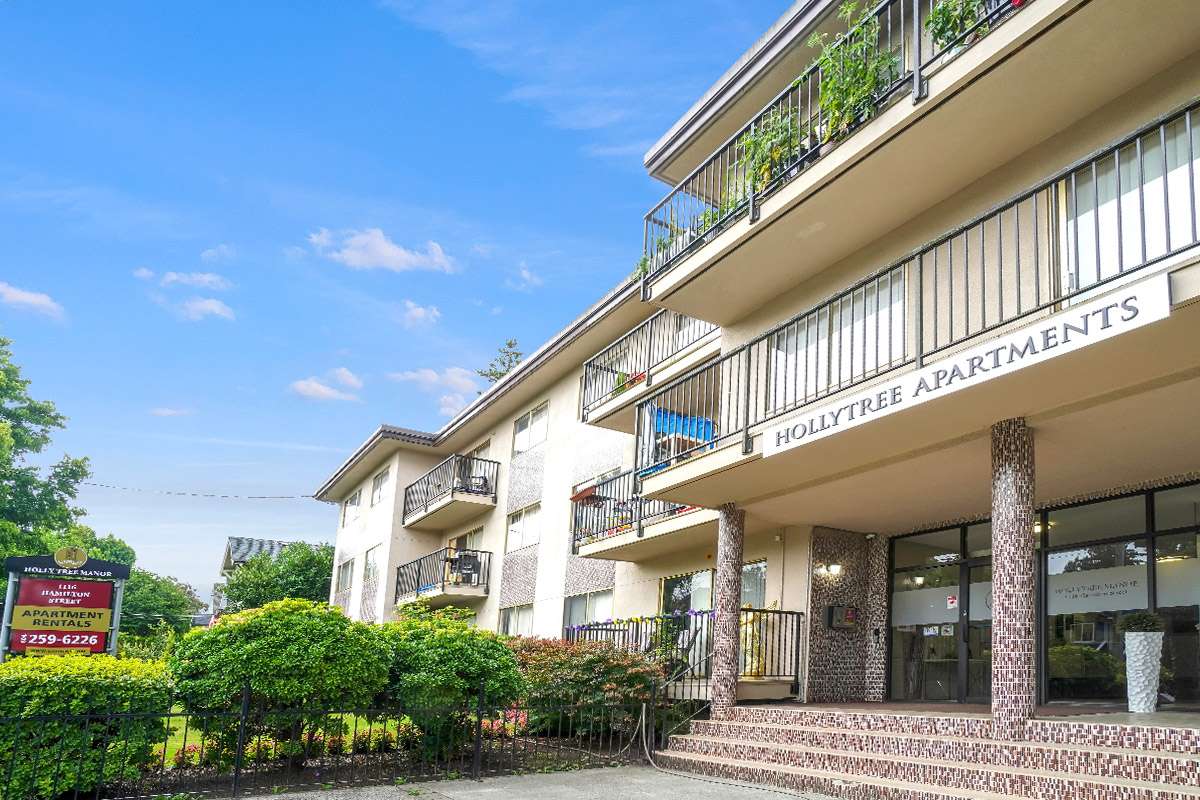 Holly Tree Apartments - Exterior