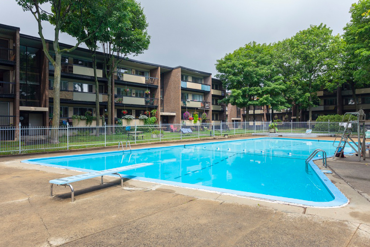 https://www.capreit.ca/wp-content/uploads/2021/09/Jardin-Des-Seigneurs-Pool.jpg