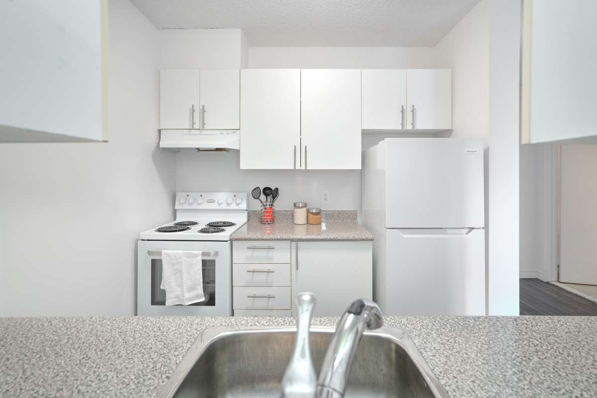 https://www.capreit.ca/wp-content/uploads/2021/09/Les-Habitats-2500-Cavendish-Montreal-QC-5interior-Cuisine.jpg