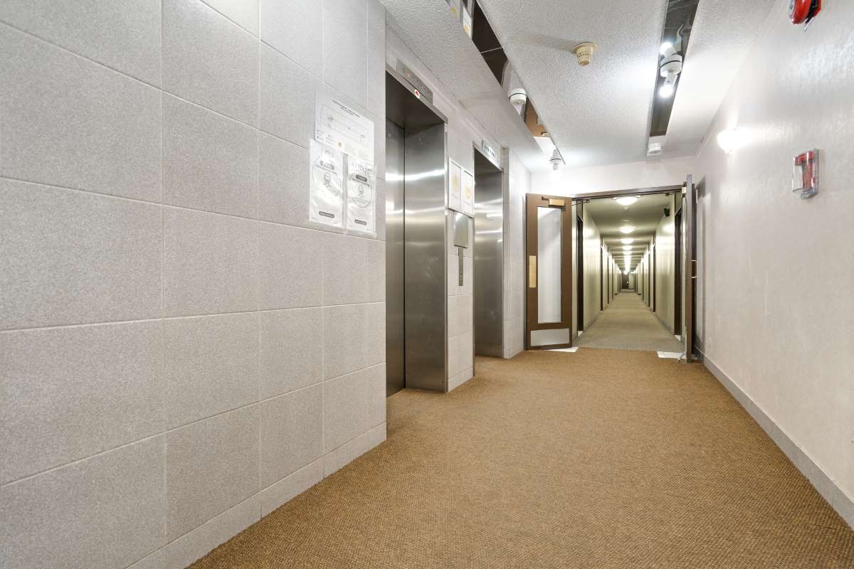 https://www.capreit.ca/wp-content/uploads/2021/09/Les-Habitats-2500-Cavendish-Montreal-QC-7Hallway.jpg