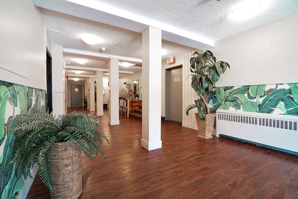 Redwood Manor - Lobby