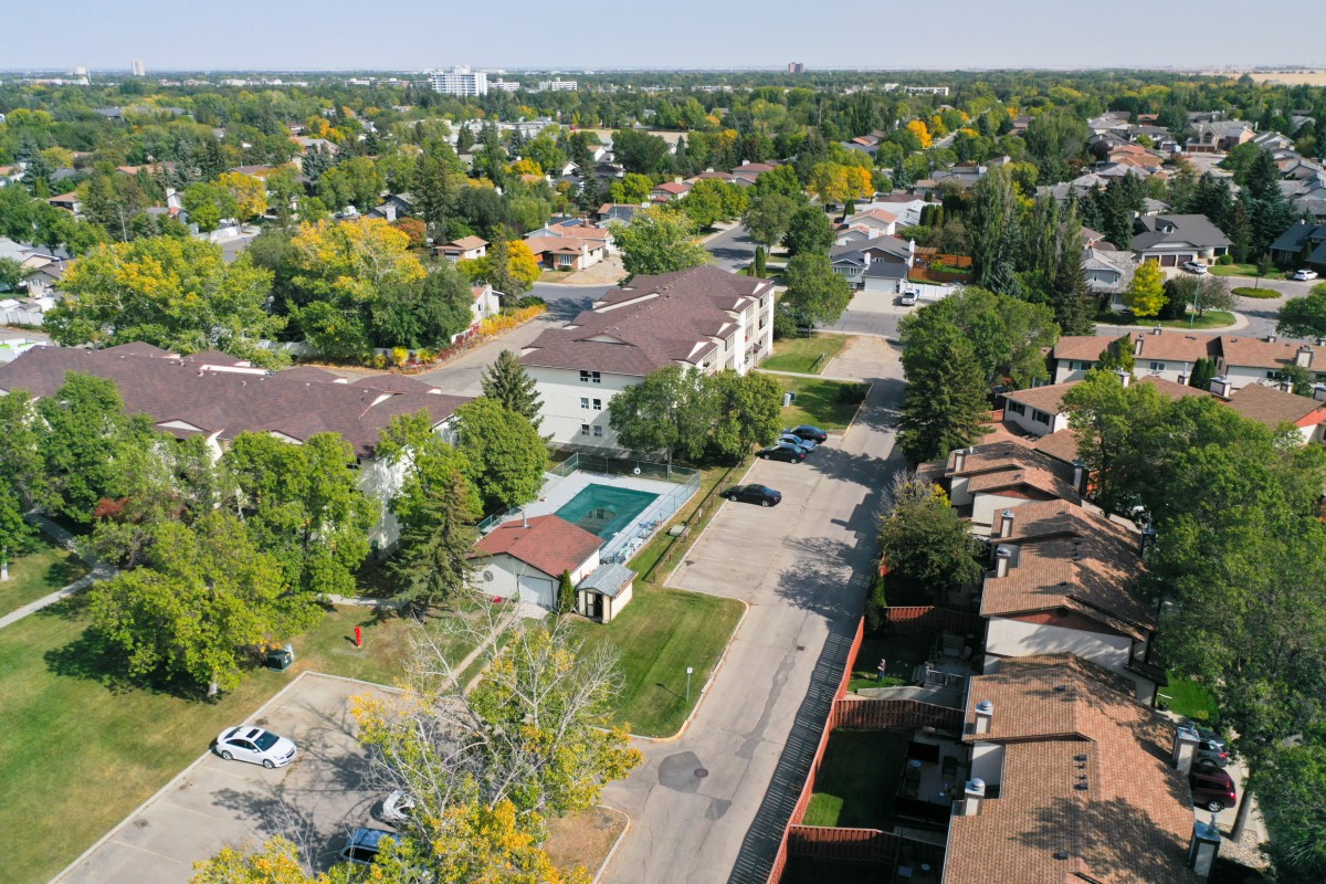 https://www.capreit.ca/wp-content/uploads/2021/09/Southwood-Neighborhood-Photo.jpg