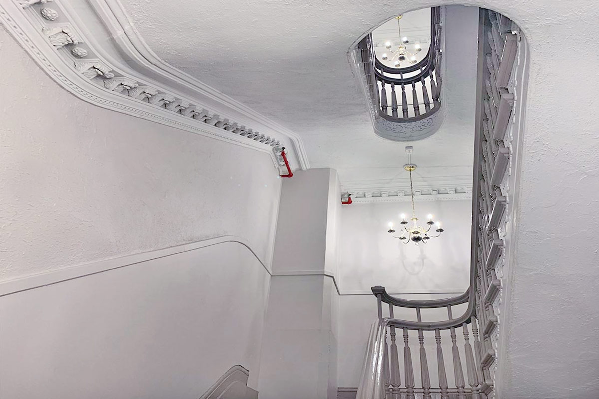 https://www.capreit.ca/wp-content/uploads/2021/09/St-Luc-Apt-30-St-Ursule-Ville-de-Quebec-entree-escaliers-01.jpg