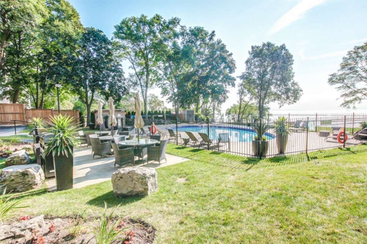 https://www.capreit.ca/wp-content/uploads/2021/09/web-capreit-on-burlington-5200lakeshore-photo-7.jpg
