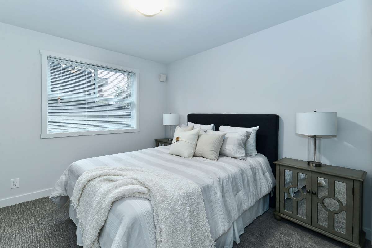 https://www.capreit.ca/wp-content/uploads/2021/10/Lakeview-Pointe-Kelowna-BC-bed-2a.jpg