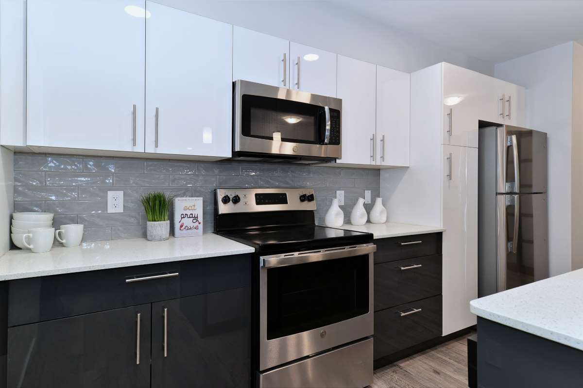 https://www.capreit.ca/wp-content/uploads/2021/10/Lakeview-Pointe-Kelowna-BC-kitchen-feature-1.jpg