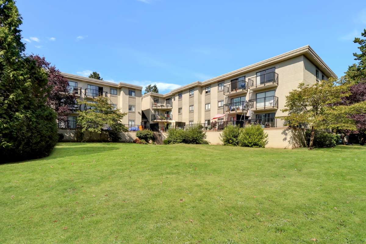 Claymore Apartments - Courtyard