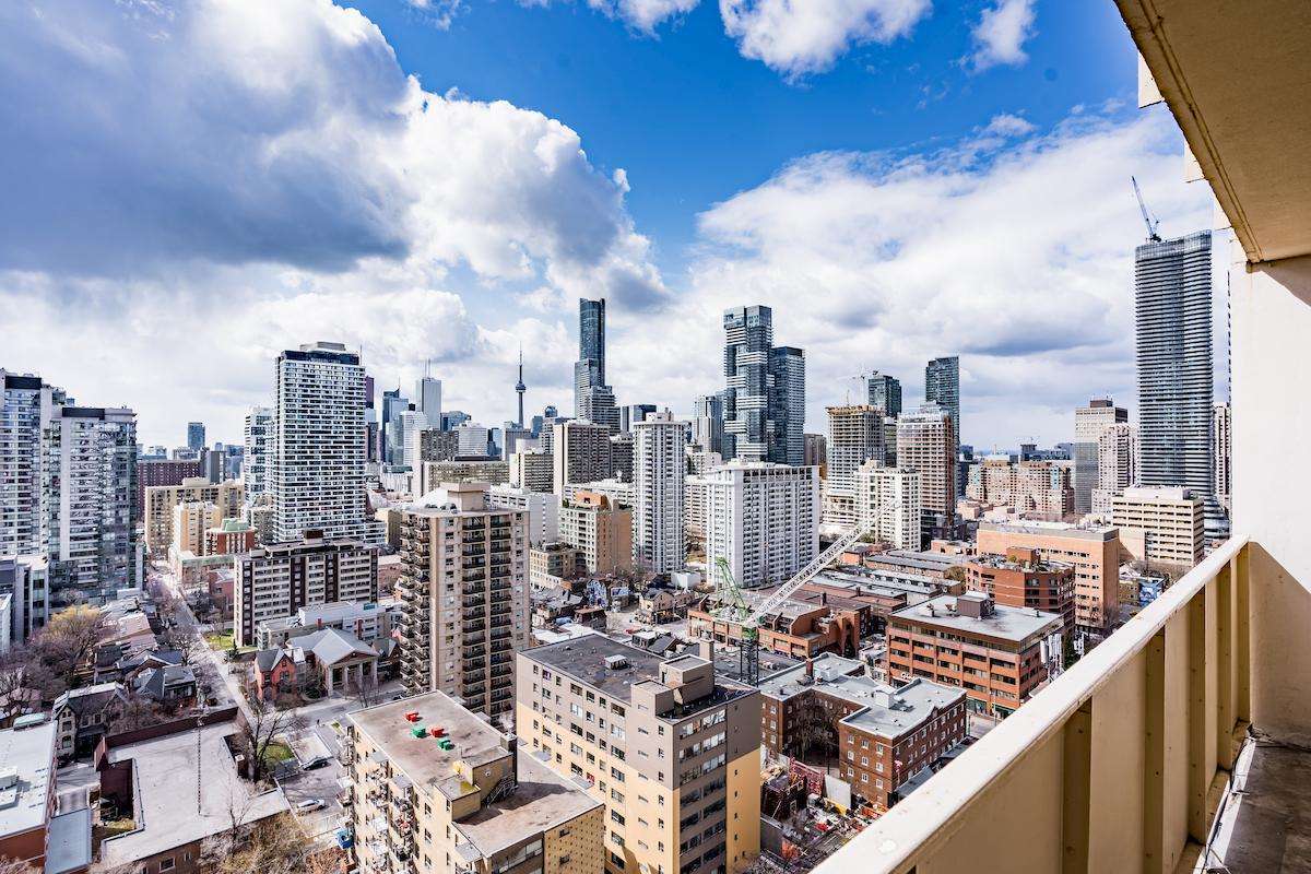 https://www.capreit.ca/wp-content/uploads/2021/11/12-apartments-for-rent-Toronto-ON-100-Wellesley-balcony.jpg
