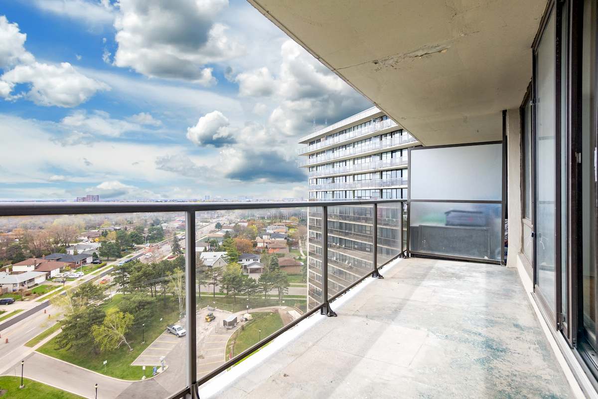 https://www.capreit.ca/wp-content/uploads/2021/11/12-apartments-for-rent-mississauga-applewood-1055-bloor-balcony.jpg