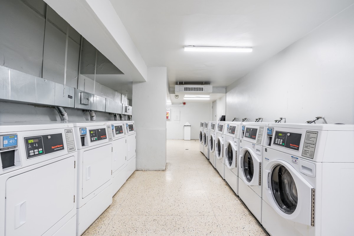 https://www.capreit.ca/wp-content/uploads/2021/11/9-apartments-for-rent-toronto-ON-4000-lawrence-east-scarborough-laundry-room.jpg