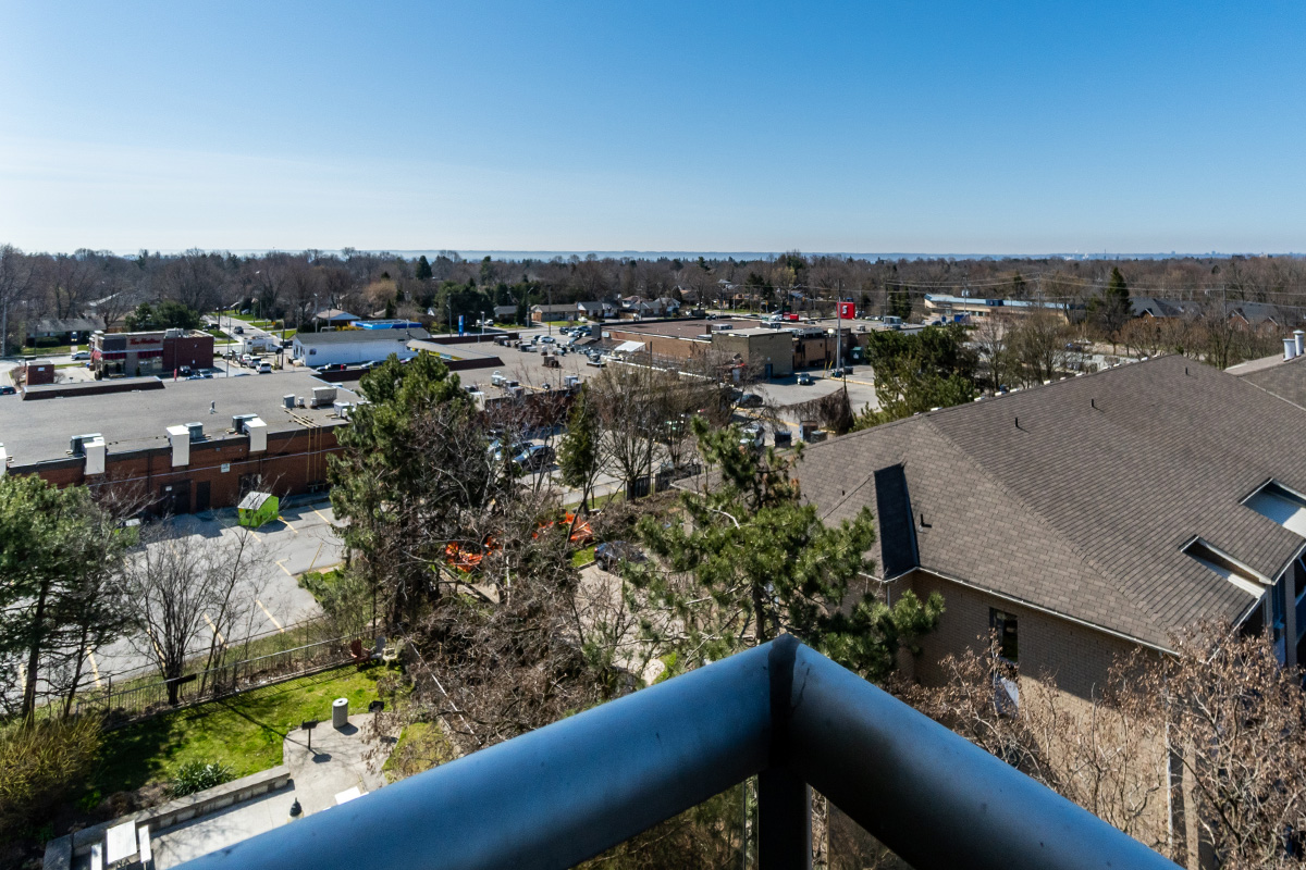 https://www.capreit.ca/wp-content/uploads/2021/11/Apartments-for-rent-Burlington-ON-4067-Longmoor-balcony-02.jpg